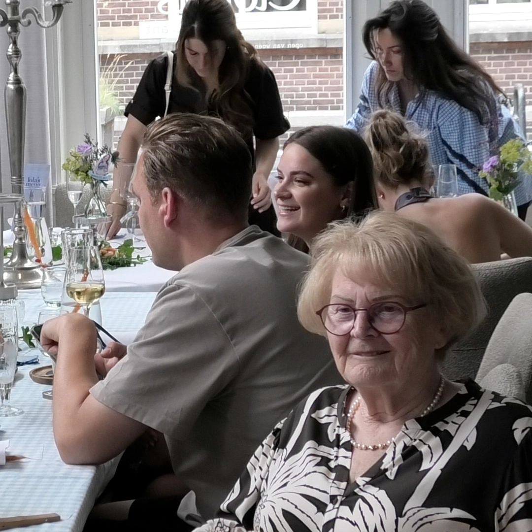Bruiloftsfeest gefilmd door gasten