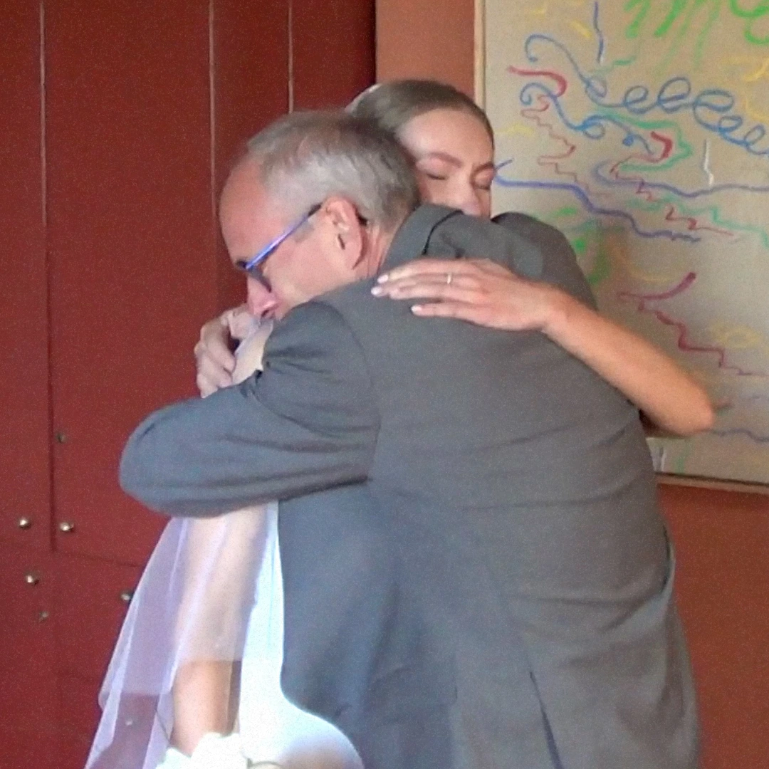 Emotioneel moment met een omhelzing op een bruiloft
