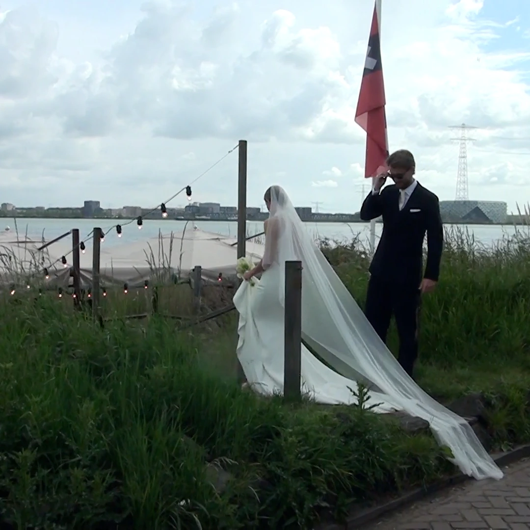 Bruidspaar buiten aan het water